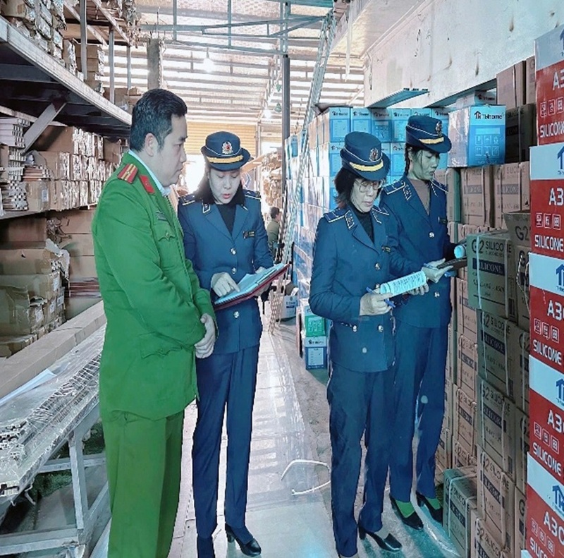 Đội Quản lý thị trường số 2 đã phối hợp cùng Công an xã Quảng Yên tiến hành kiểm tra đột xuất đối với Công ty TNHH THHOME Việt Nam. Ảnh: QLTT Thanh Hóa